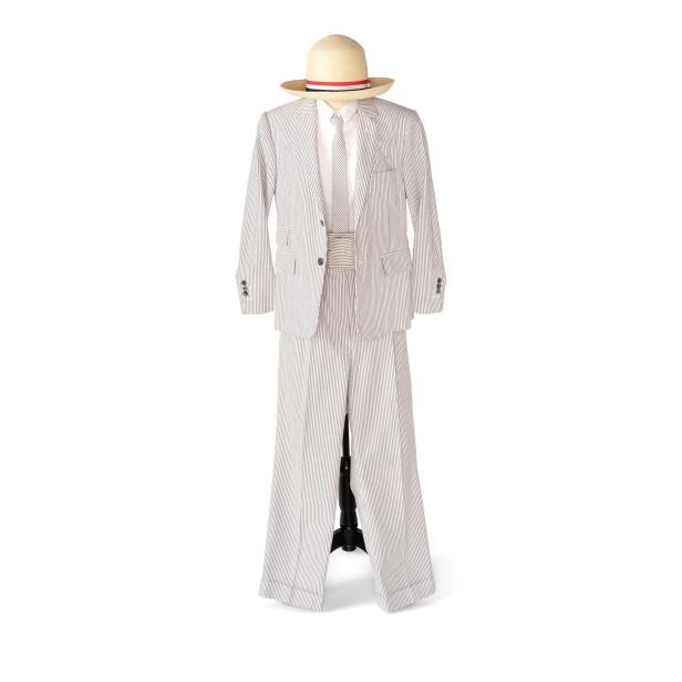 Maskuliner, grau-gestreifter Anzug mit breitem Gürtel von Thom Browne.