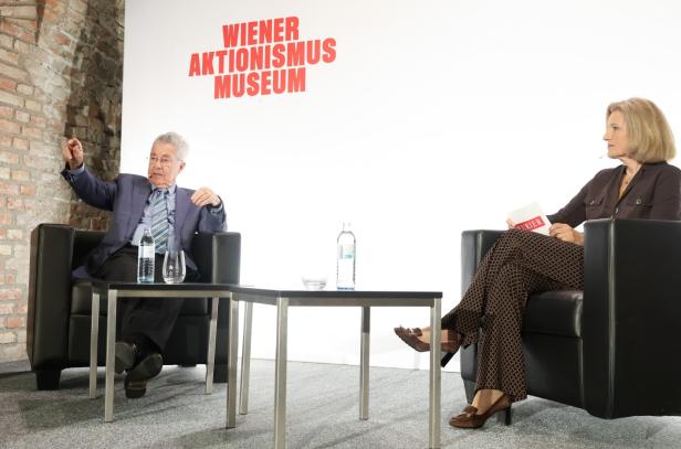 Heinz Fischer und KURIER-Herausgeberin Martina Salomon sitzen an einem Tisch und reden miteinander.