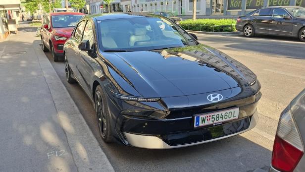 Macht auch beim Parken eine gute Figur: Hyundai Ioniq 6 FL.