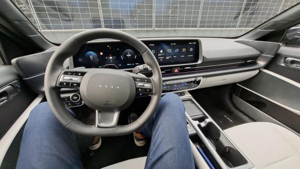Flügel rahmen die Armaturenlandschaft ein: Hyundai Ioniq 6 FL.