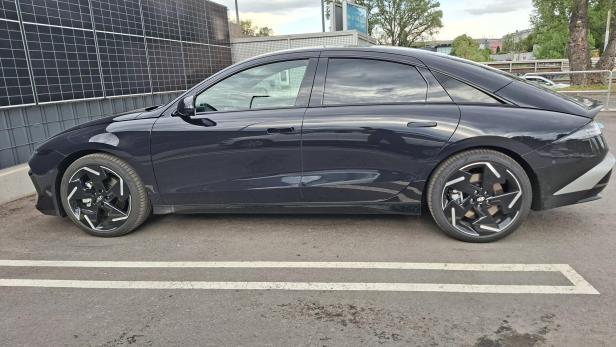 Bei fünf Meter Länge und 84 kWh Batterie kommt schon einiges an Gewicht zusammen: Hyundai Ioniq 6 FL.