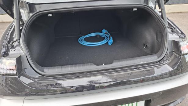 Dank der Länge ist auch der Kofferraum recht tief: Hyundai Ioniq 6 FL.