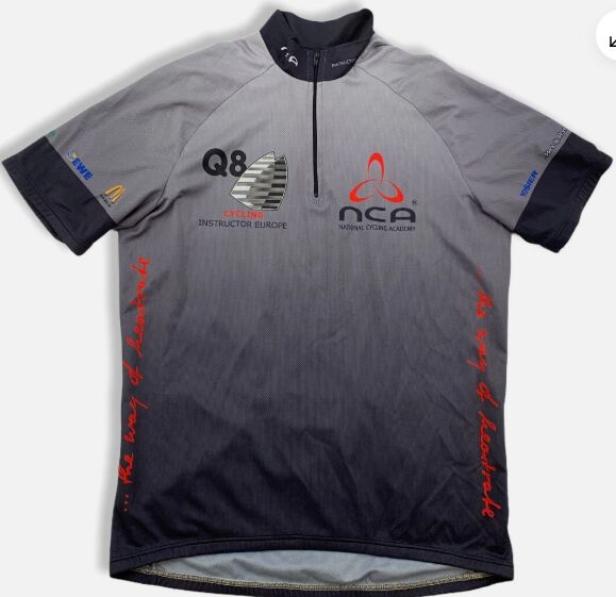 Das graue Radtrikot der National Cycling Academy, das an der Leiche im Bretsteingraben gefunden wurde, stammt aus Bremen und könnte Hinweise zur Identität des Toten liefern.