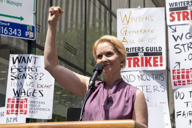 Cynthia Nixon spricht bei einem Streik der Writers Guild of America vor Schildern mit Forderungen nach besseren Löhnen.