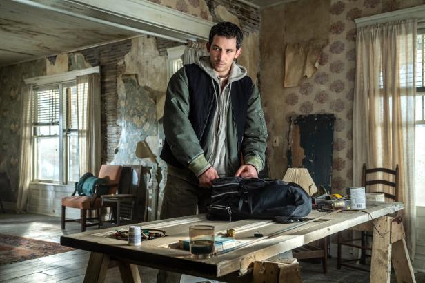 Josh O'Connor packt einen Rucksack.