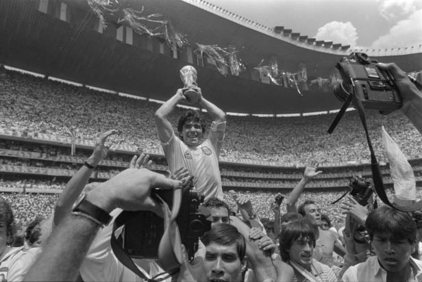 Maradona mit dem WM-Pokal 1986