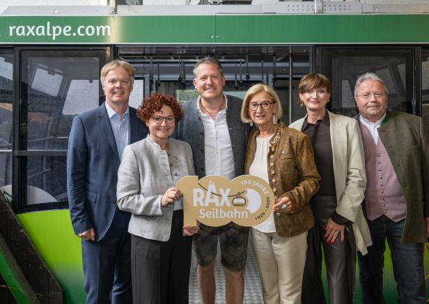 Michael Duscher (NÖ Werbung), Staatssekretärin Elisabeth Zehetner, Geschäftsführer Bernd Scharfegger, Landeshauptfrau Johanna Mikl-Leitner, Astrid Steharnig-Staudinger (Österreich Werbung) und Franz Hörl (Obmann WKO-Seilbahn-Fachverband).