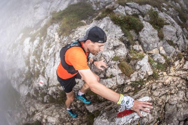 Läufer klettert bei Ötscher Trail