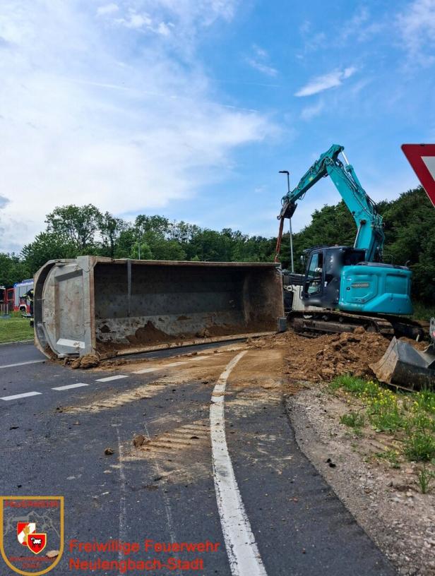 Bagger und umgestürzter Sattelschlepper