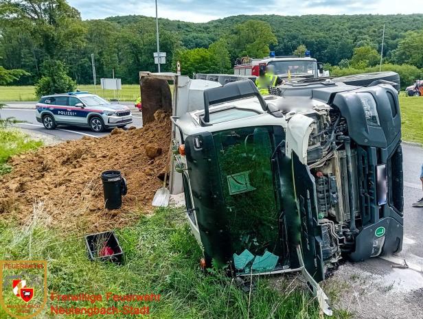 Ladung des Lkw im Straßengraben 