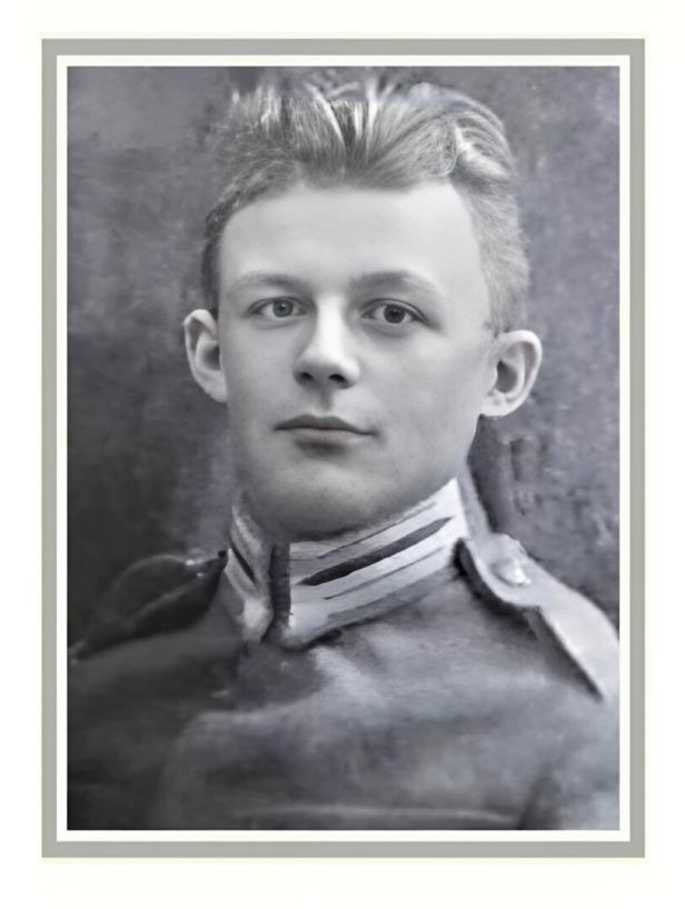 Junger Mann in historischer Militäruniform mit hohem Kragen und ernster Miene vor neutralem Hintergrund.