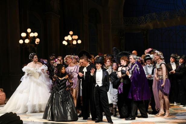 Pride-"Fledermaus" an der Volksoper Wien.
