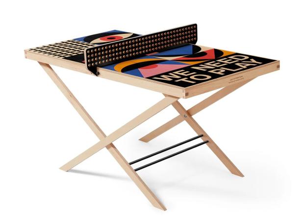 Ein bunter Designer Tischtennis-Tisch