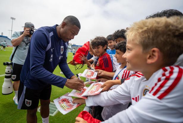 David Alaba beim Autogrammeschreiben in den USA