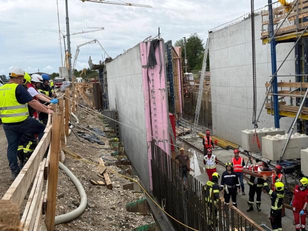 Bergung des verunglückten Arbeiters in Ebenfurth.