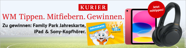 Werbebanner des Kurier für ein WM-Tippspiel mit Preisen wie Family Park Jahreskarte, iPad und Sony-Kopfhörern vor einem Fußballfeld.