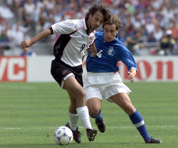 Ivica Vastic im Zweikampf mit Fabio Cannavaro während des WM-Spieles Österreich gegen Italien.