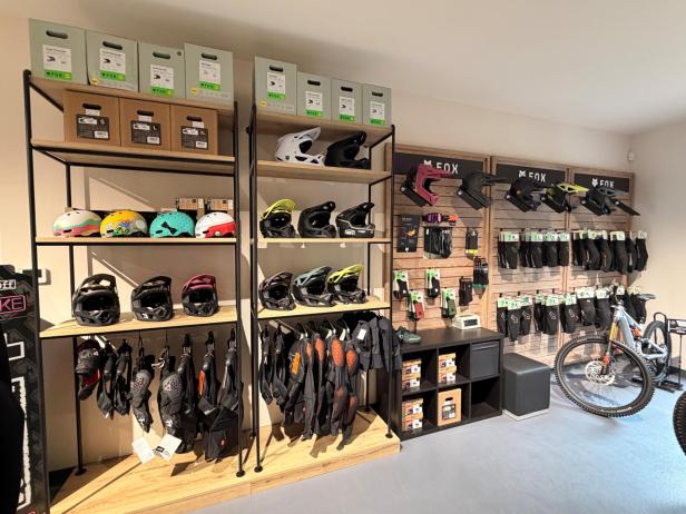 Schutzausrüstung, Helme, Handschuhe und Protektoren für Mountainbiker sind im Bikeshop "Tom's Bike & Rent" an der Talstation des Alpen Bikepark Schneeberg ausgestellt.