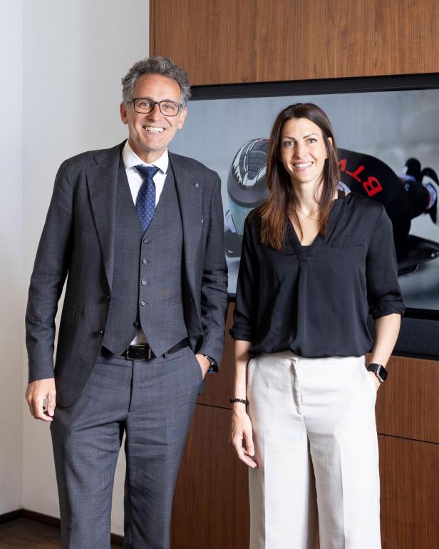 Janine Flock mit Gerhard Burtscher, dem Vorstand ihres Kopfsponsors BTV