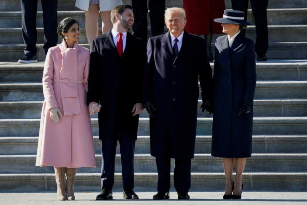 Donald Trump mit seiner Ehefrau Melania Trump sowie Vizepräsident JD Vance und dessen Ehefrau Usha Vance