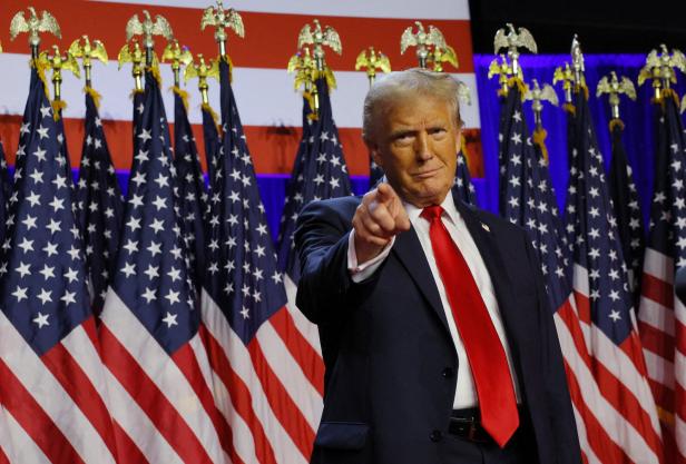 Trump vor US-Flaggen