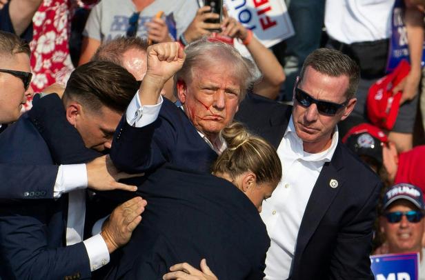 Trump hebt die Faust.