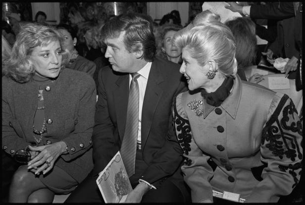 Barbara Walters, Donald und Ivana Trump sitzen bei einer Oscar de la Renta Modenschau in New York.