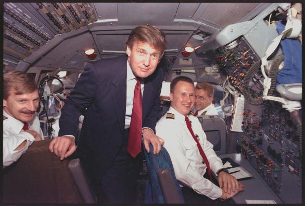 Donald Trump besucht die Besatzung des ersten Trump Shuttles.