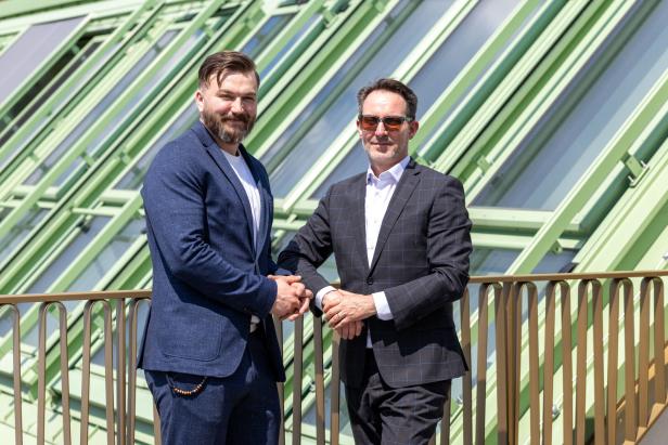 Clemens Dostal und Aaron Romanow auf der Terrasse des Penthauses in der Kettenbrückengasse 22.