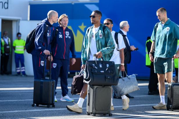 David Alaba und seine Hermès Birkin Haut à Courroies.