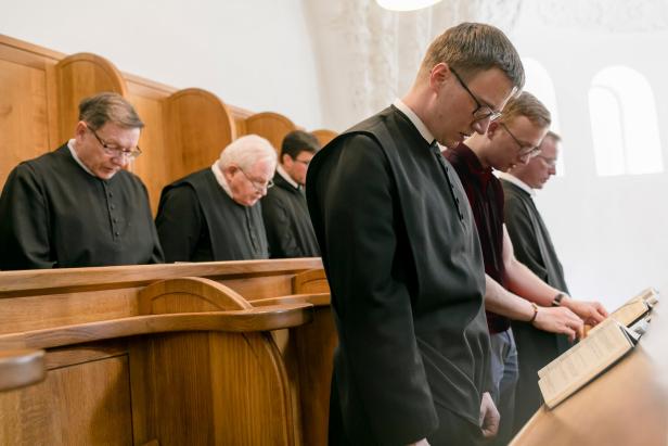 Seitenstettner Benediktiner beim Gebet