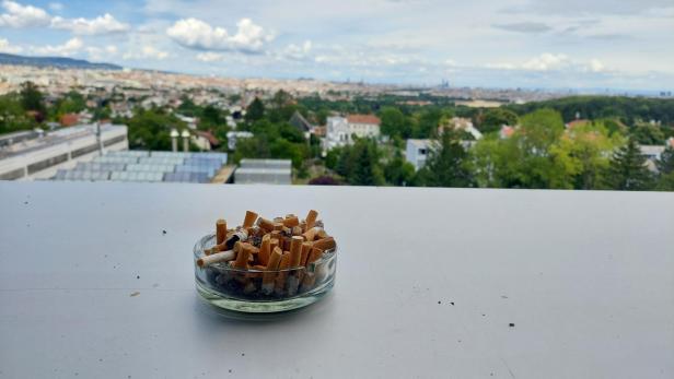 Ein voller Aschenbecher auf der ORF-Terrasse.