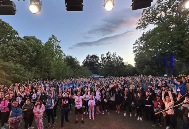 Ausgelassene Stimmung bei der Laufparty im Stadtpark.