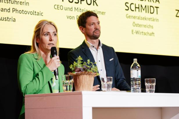 Vera Immitzer und Lukas Püspök beim KURIER Speak Out Festival 2026: Solar- und Windenergie sind gemeinsam stark.