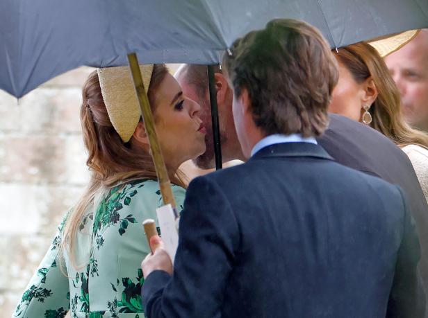 Prinzessin Beatrice küsst Prinz William auf die Wange
