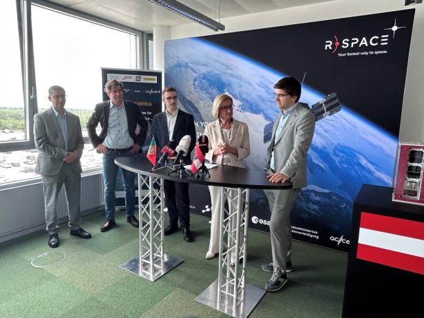 Präsentation der Mission des Satelliten "AT-Astra" am Airport in Wien-Schwechat.