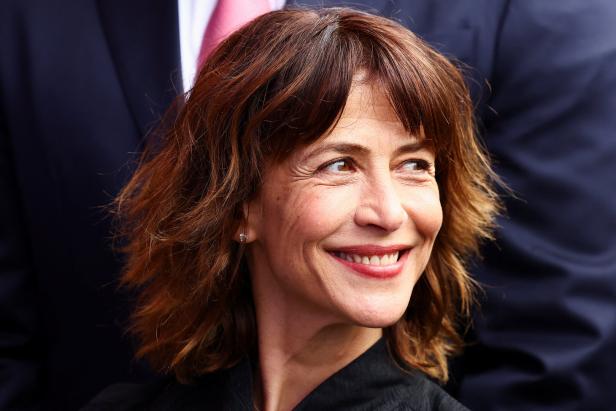 Sophie Marceau lächelt.