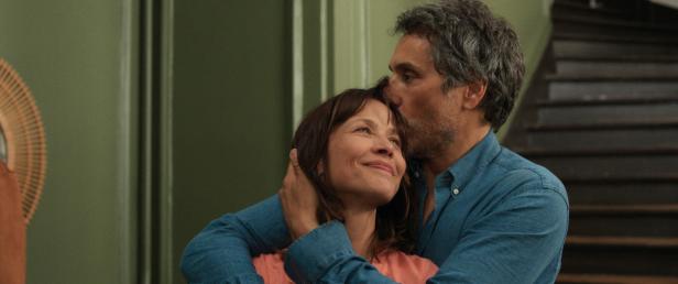 Sophie Marceau und ein Mann in zärtlicher Umarmung: Szene aus "LOL 2.0".
