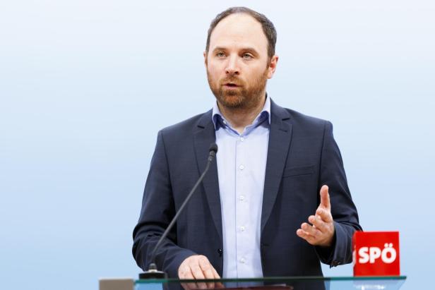Ein Mann im Anzug spricht an einem Rednerpult mit Mikrofon, daneben ein roter Würfel mit der Aufschrift SPÖ.