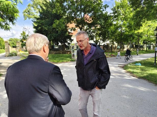 Anrainer im Gespräch mit Ernst Nevrivy. 