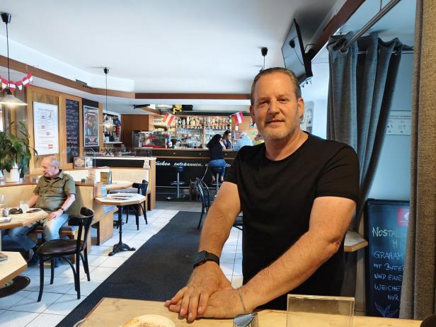Artur Hummel in seinem Lokal. 