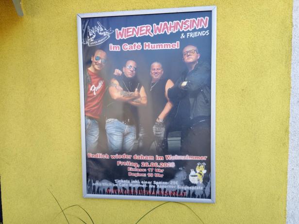 Ein Plakat kündigt das Konzert „Wiener Wahnsinn & Friends“ am 26.06.2026 im Café Hummel am Asperner Siegesplatz an.