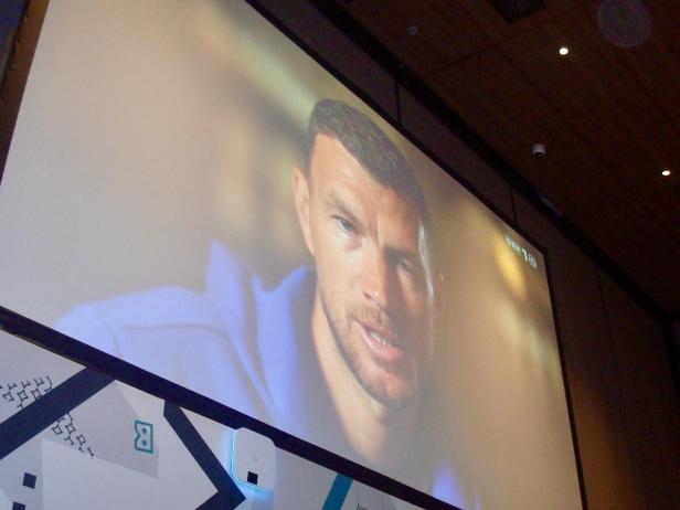 Edin Dzeko auf der Leinwand