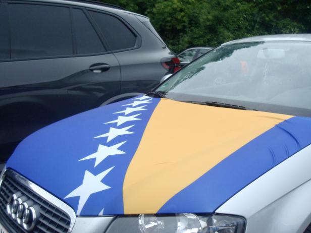 Ein Auto mit einer bosnischen Fahne.
