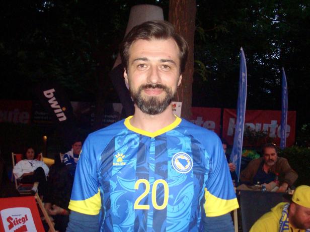 Ein Mann in einem bosnischen Fußball-Trikot