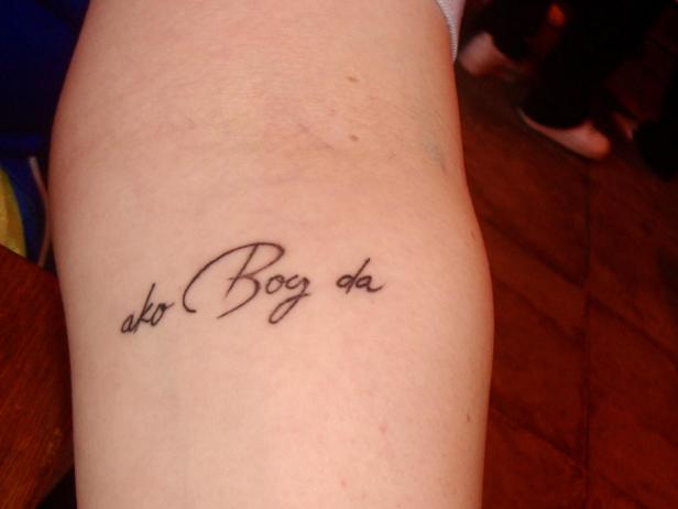 Ein Tattoo auf dem Oberarm.