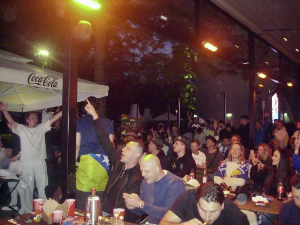 Bosnisch-herzegowinische Fans beim Public Viewing