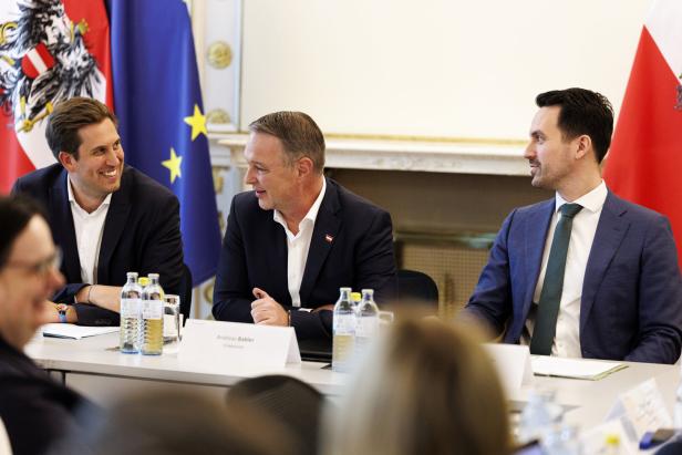SOCIAL MEDIA: ROUNDTABLE ZU SOCIAL-MEDIA-VERBOT FÜR JUGENDLICHE: PRÖLL (ÖVP)/BABLER (SPÖ)/WIEDERKEHR (NEOS)