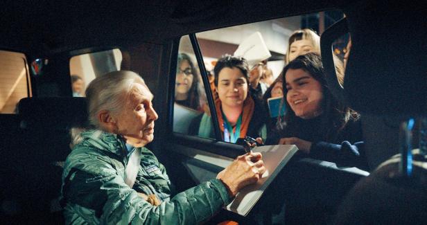 Ladkani hielt fest, wie hart  Jane Goodall auch im Alter arbeitete. 