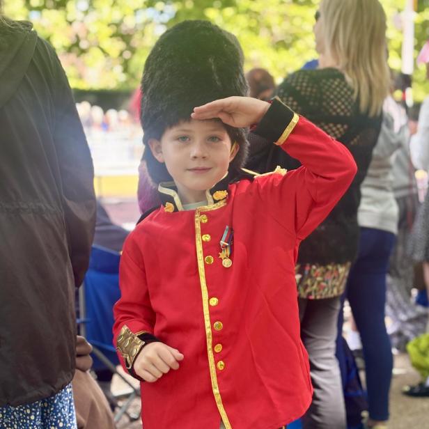 Bub in englischer Uniform mit Bärenfellmütze